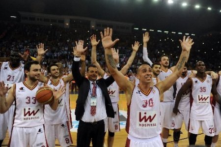 Ergin Ataman, 5 sezonda 3 farklı takımı şampiyon yaparak tarihe geçti