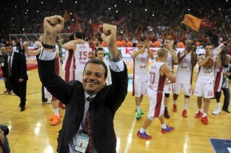 Ergin Ataman, 5 sezonda 3 farklı takımı şampiyon yaparak tarihe geçti