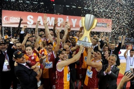 Ergin Ataman, 5 sezonda 3 farklı takımı şampiyon yaparak tarihe geçti