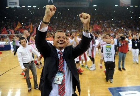 Ergin Ataman, 5 sezonda 3 farklı takımı şampiyon yaparak tarihe geçti