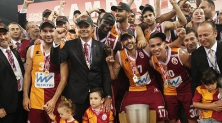 Ergin Ataman, 5 sezonda 3 farklı takımı şampiyon yaparak tarihe geçti