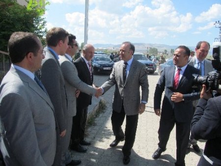 Erzurum Valisi Altıparmak Hınıs’ta incemelerde bulundu