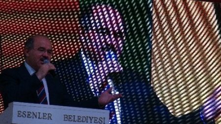 Esenler'de öğrenciler karnelerini festivalle aldı