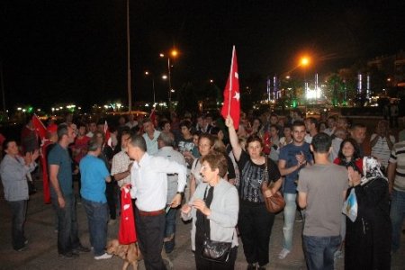 Eylemciler, 10 kişilik genci görünce kendi arasında tartışma yaşadı