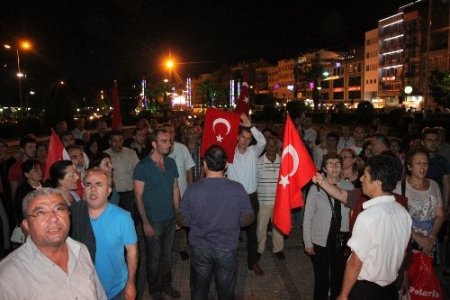 Eylemciler, 10 kişilik genci görünce kendi arasında tartışma yaşadı