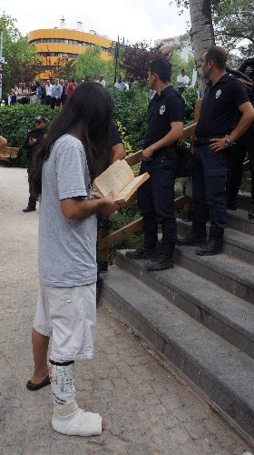 Eylemciler, polise tepki için parkta kitap okudu