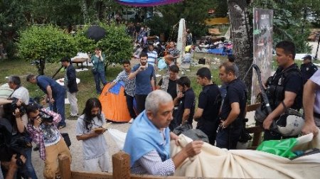 Eylemciler, polise tepki için parkta kitap okudu