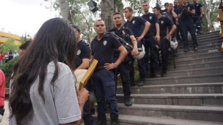 Eylemciler, polise tepki için parkta kitap okudu