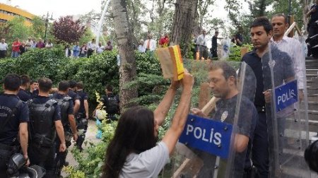 Eylemciler, polise tepki için parkta kitap okudu