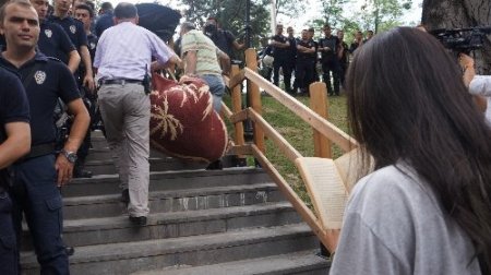 Eylemciler, polise tepki için parkta kitap okudu