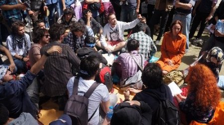 Eylemciler, polise tepki için parkta kitap okudu