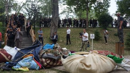 Eylemciler, polise tepki için parkta kitap okudu