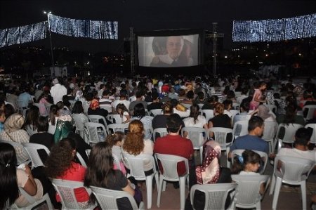 Eyüp açıkhava sinemasında ‘Evim Sensin’ gösterildi