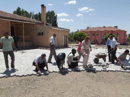 Fedakar öğretmenler okulun bahçesine parke taşı döşüyor