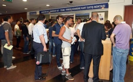 Fenerbahçe taraftarı kombine kartlarına yoğun ilgi gösterdi