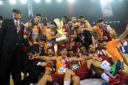 Galatasaray Medical Park, şampiyonluk kupasını coşkuyla kaldırdı