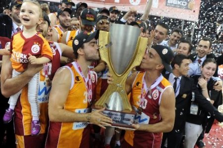 Galatasaray Medical Park, şampiyonluk kupasını coşkuyla kaldırdı