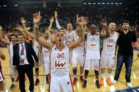 Galatasaray Medical Park, şampiyonluk kupasını coşkuyla kaldırdı