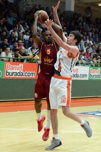 Galatasaray Medical Park’ı 86-85 yenen Banvit, seride durumu 3-1’e getirdi