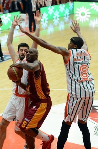 Galatasaray Medical Park’ı 86-85 yenen Banvit, seride durumu 3-1’e getirdi