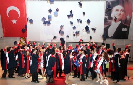 Gaziantep Üniversitesi 90 tıp mezunu verdi