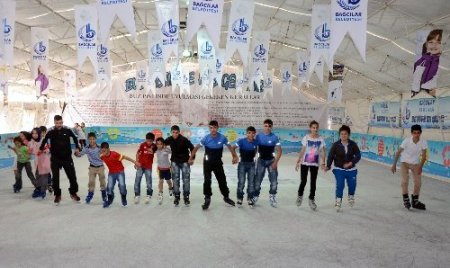 Gençleri spora yöneltmek, çevreye duyarlı kılmak için buz pateni pisti açtı