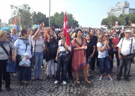 'Gezi Anneleri' insan zinciri oluşturdu