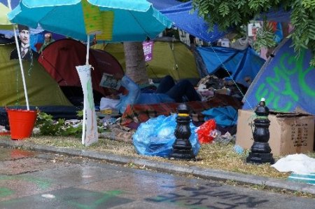 Gezi Parkı eylemcileri güne yağmurla başladı