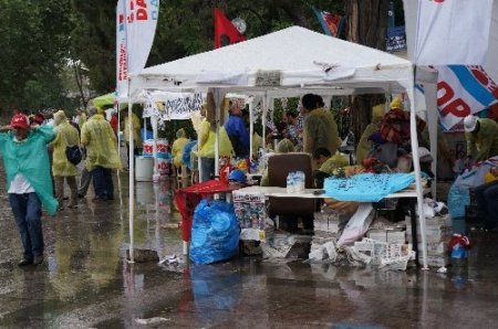 Gezi Parkı eylemcileri güne yağmurla başladı