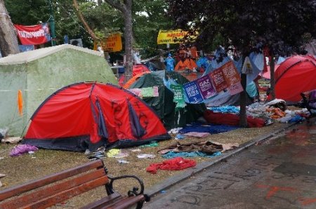 Gezi Parkı eylemcileri güne yağmurla başladı