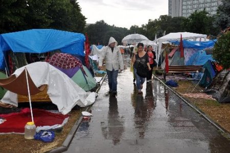 Gezi Parkı eylemcilerini sağanak yağmur vurdu