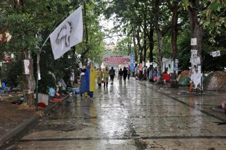 Gezi Parkı eylemcilerini sağanak yağmur vurdu