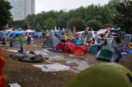 Gezi Parkı eylemcilerini sağanak yağmur vurdu