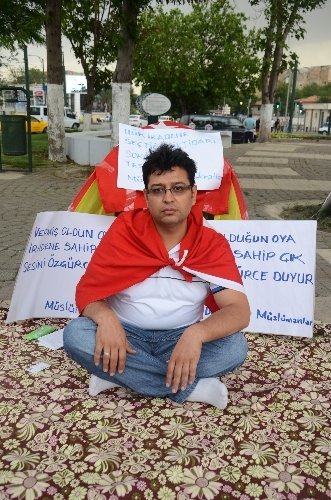 Gezi Parkı olaylarına tepki için oturma eylemi başlattı