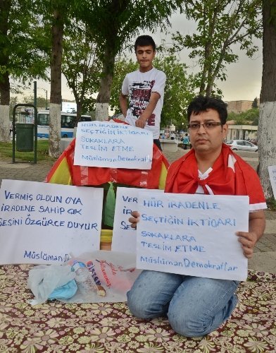 Gezi Parkı olaylarına tepki için oturma eylemi başlattı