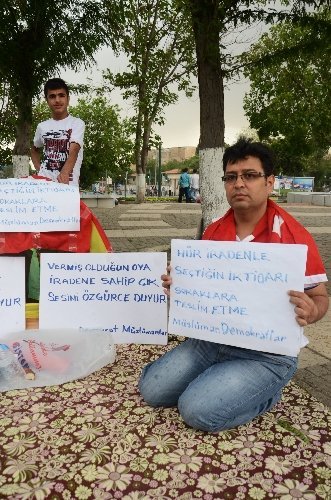 Gezi Parkı olaylarına tepki için oturma eylemi başlattı