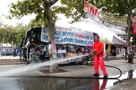 Gezi Parkı temizleniyor