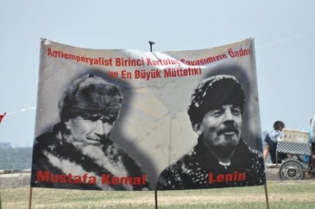 Gezi Parkı'na destek için Atatürk’le Lenin’i yan yana getirdiler