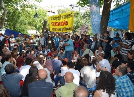 Gezi Parkı'ndaki göstericiler ne yapacaklarını tartışıyor