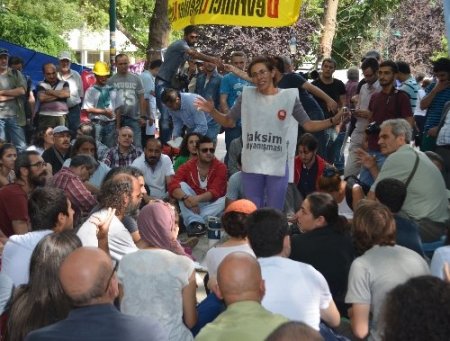 Gezi Parkı'ndaki göstericiler ne yapacaklarını tartışıyor