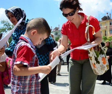 Görme engelli öğrencilerin karne sevinci