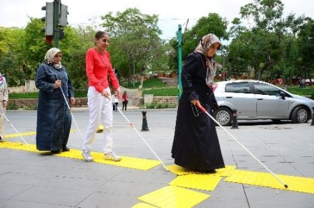 Görme engelliler için kabartmalı yollara, bisiklet yolu kadar değer verilmedi