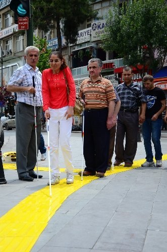 Görme engelliler için kabartmalı yollara, bisiklet yolu kadar değer verilmedi