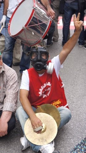 Grevci sendikalar, davul-zurna eşliğinde halay çekti