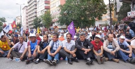 Grevci sendikalar, davul-zurna eşliğinde halay çekti