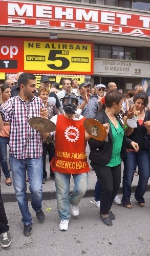 Grevci sendikalar, davul-zurna eşliğinde halay çekti