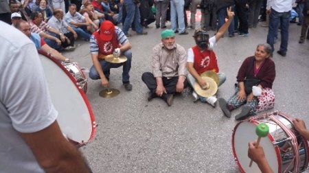 Grevci sendikalar, davul-zurna eşliğinde halay çekti