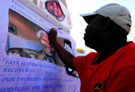 Güney Afrikalılar, Nelson Mandela’ya dua ediyor