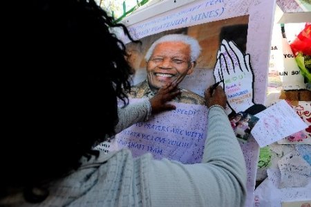 Güney Afrikalılar, Nelson Mandela’ya dua ediyor