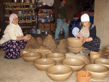 Güroymaklı kadınlar ekmeklerini çamurdan çıkarıyor